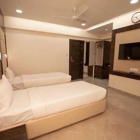 Hotel Naaz Executive Mumbai Bagian luar foto