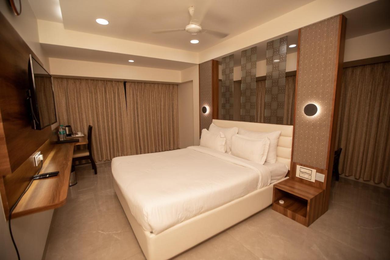 Hotel Naaz Executive Mumbai Bagian luar foto