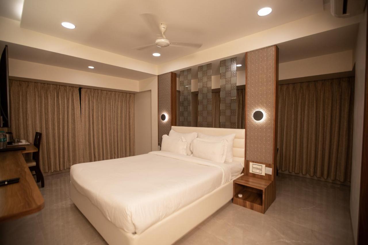 Hotel Naaz Executive Mumbai Bagian luar foto