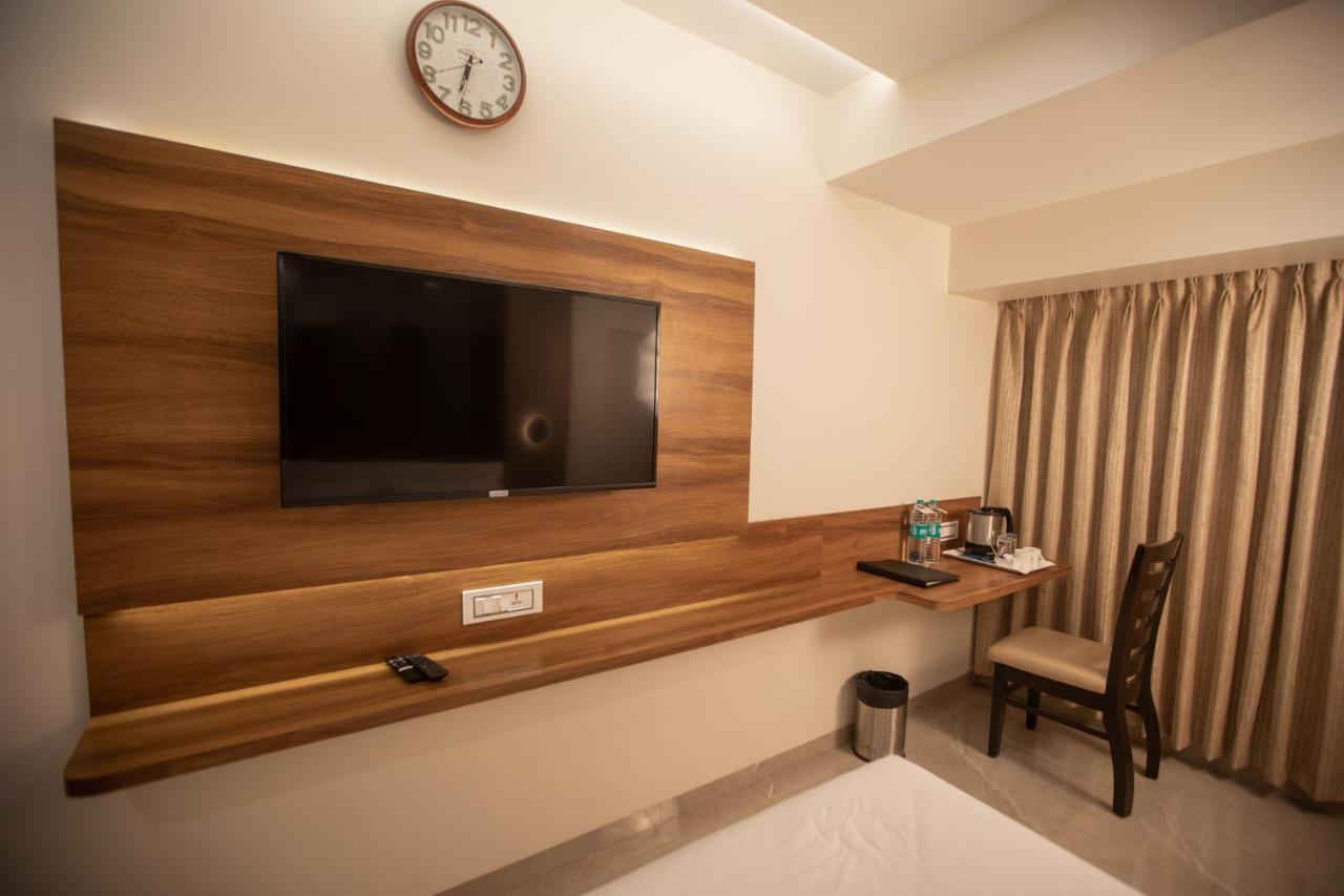 Hotel Naaz Executive Mumbai Bagian luar foto