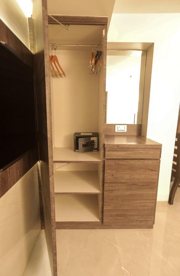 Hotel Naaz Executive Mumbai Bagian luar foto
