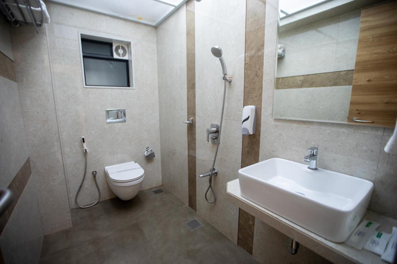 Hotel Naaz Executive Mumbai Bagian luar foto