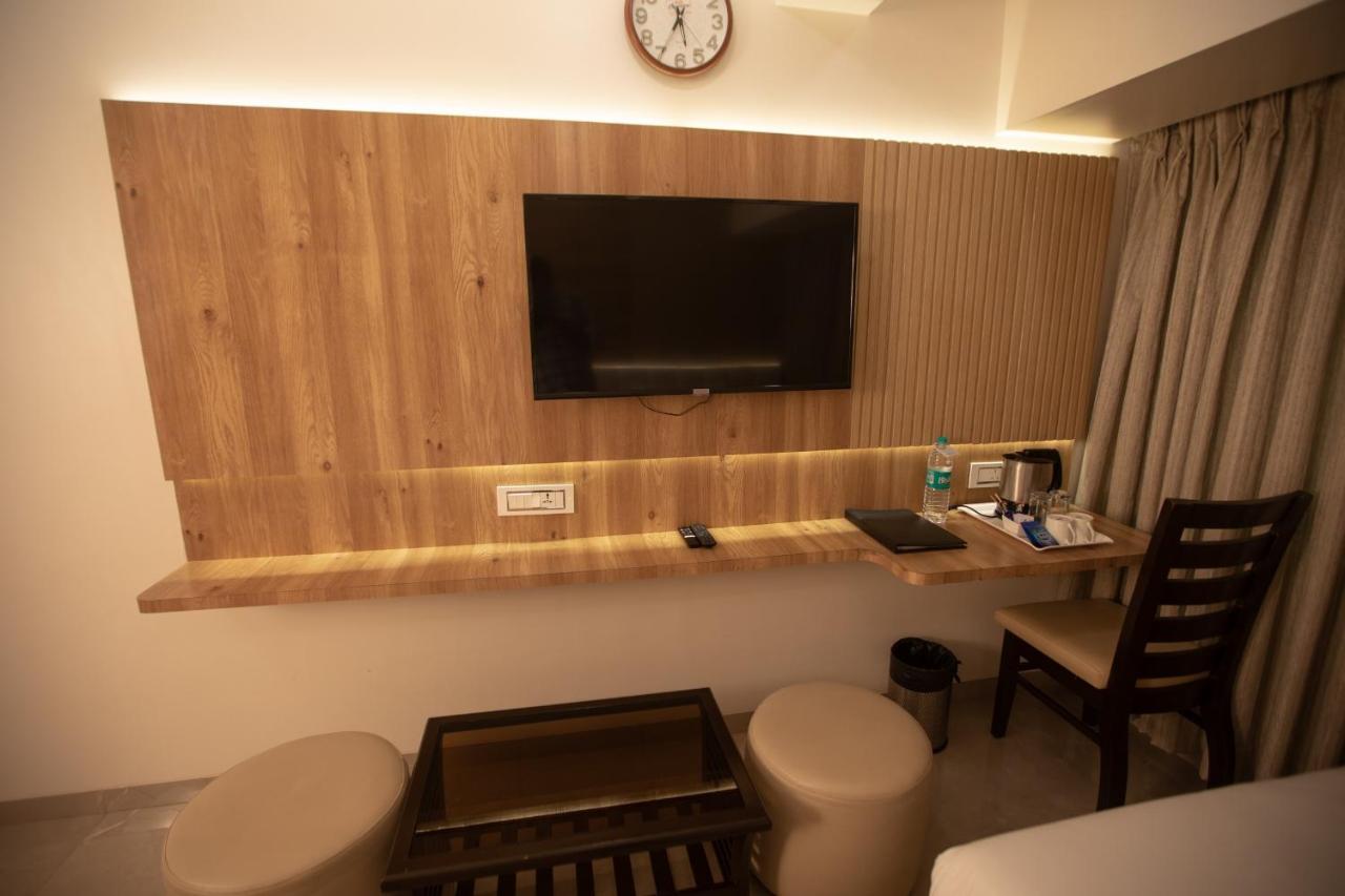 Hotel Naaz Executive Mumbai Bagian luar foto
