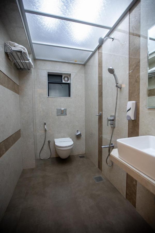 Hotel Naaz Executive Mumbai Bagian luar foto