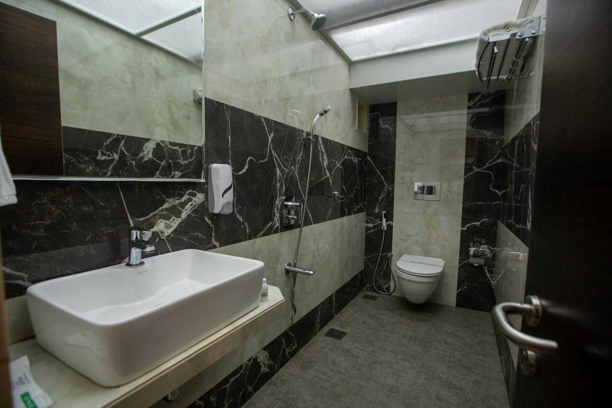 Hotel Naaz Executive Mumbai Bagian luar foto