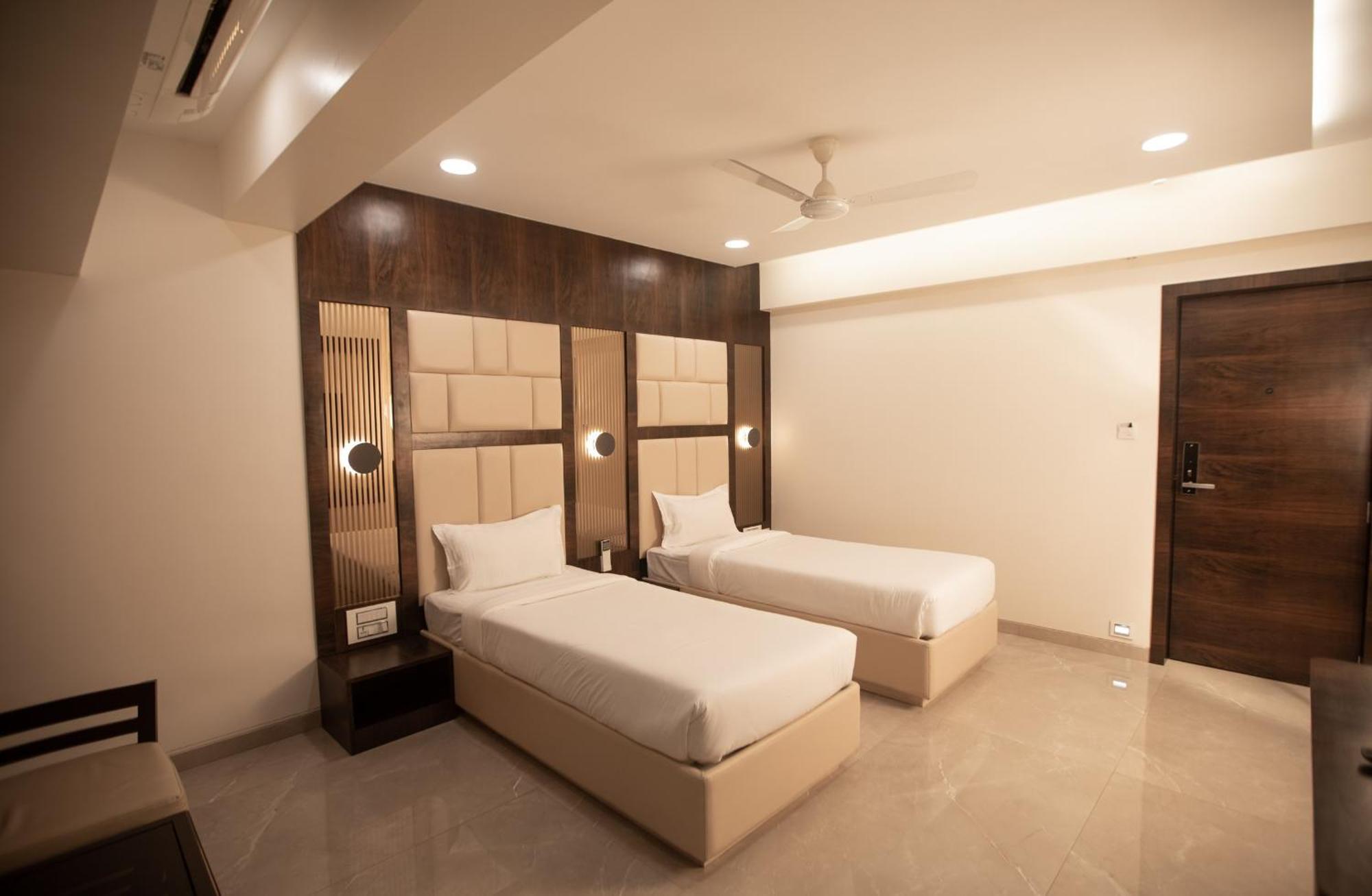 Hotel Naaz Executive Mumbai Bagian luar foto