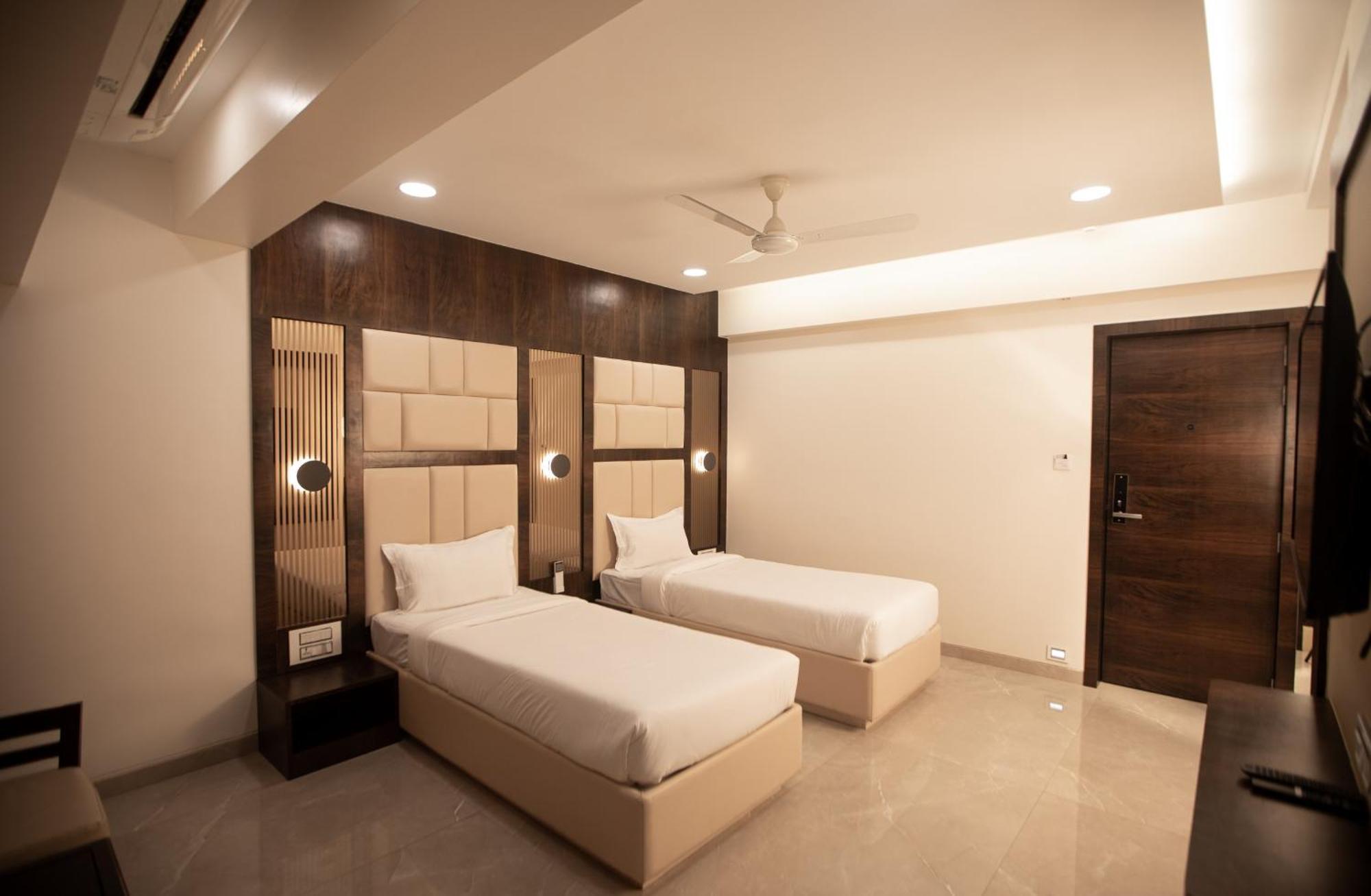 Hotel Naaz Executive Mumbai Bagian luar foto