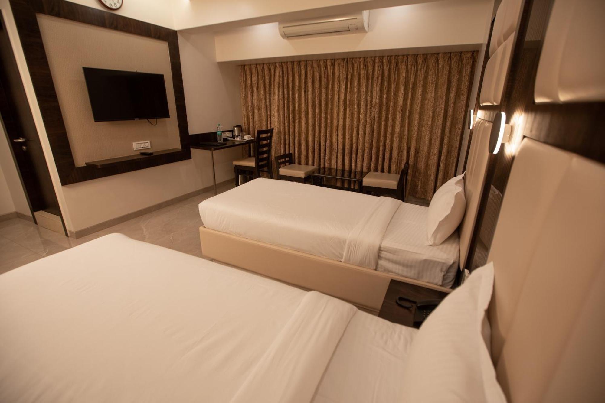 Hotel Naaz Executive Mumbai Bagian luar foto