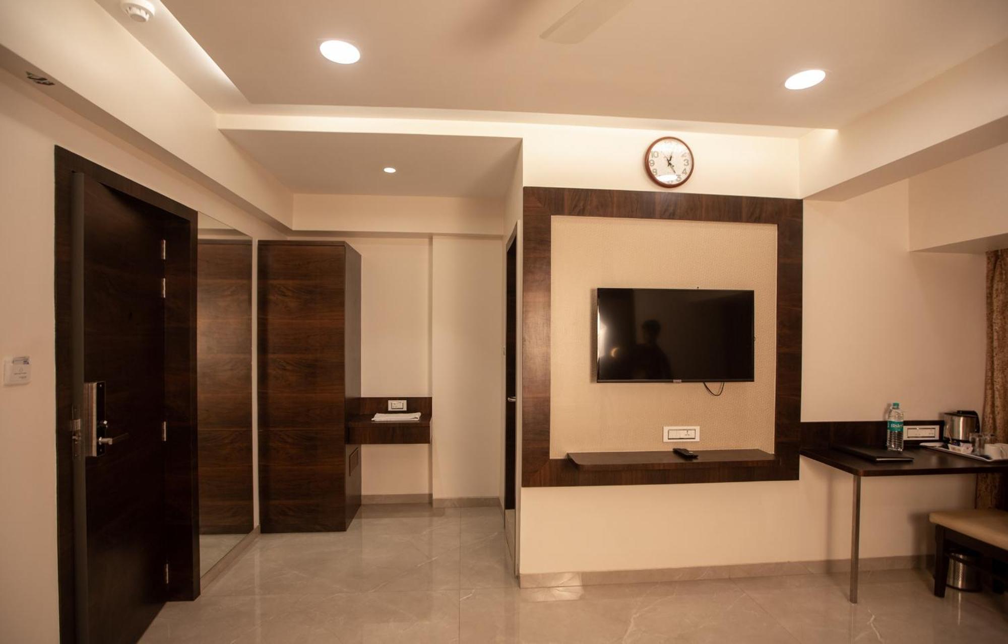 Hotel Naaz Executive Mumbai Bagian luar foto