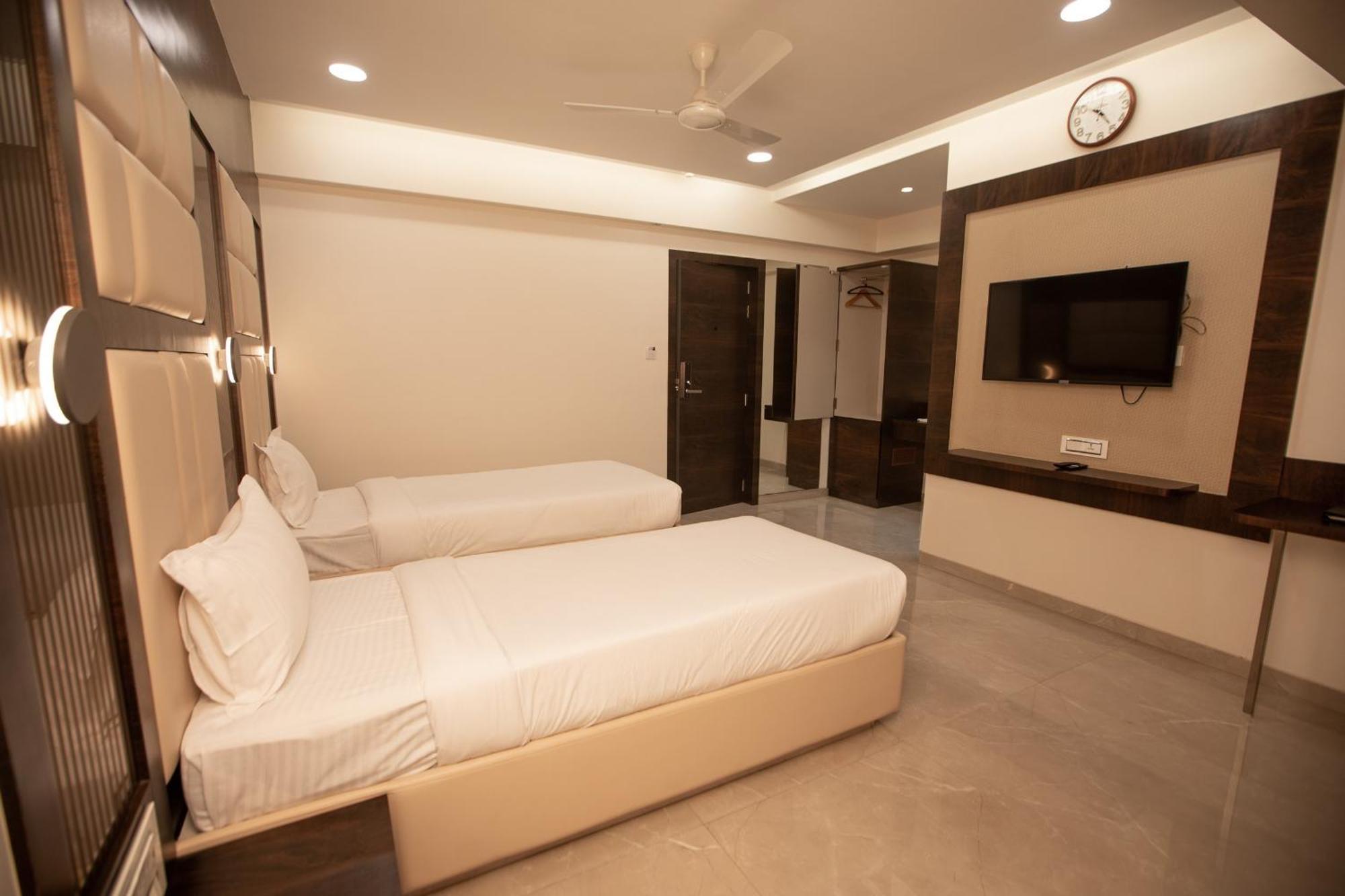 Hotel Naaz Executive Mumbai Bagian luar foto