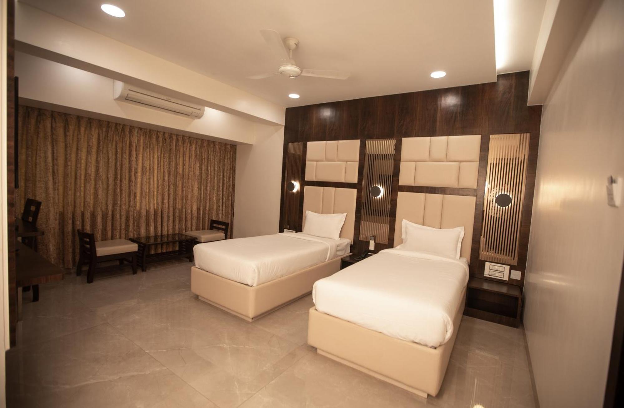 Hotel Naaz Executive Mumbai Bagian luar foto